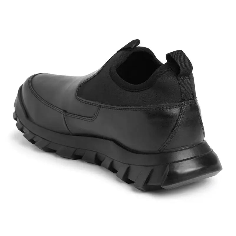 Black Ergon men's outdoor water-resistant leather shoes with sturdy design and rugged soles for hiking and outdoor activities.