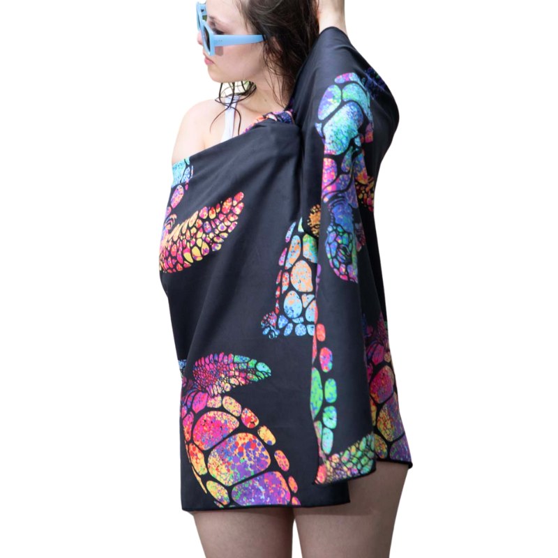 Azen unisex microfiber beach towel in black, showcasing its soft, lightweight fabric and versatile size for beach or pool use.