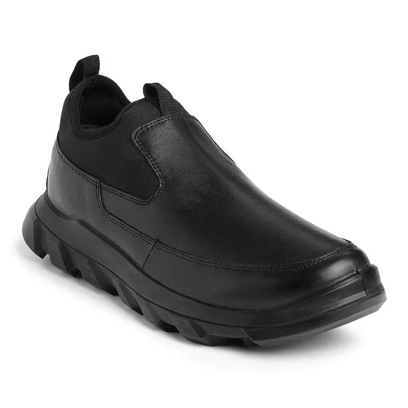 Black Ergon men's outdoor water-resistant leather shoes with sturdy design and laces, suitable for outdoor activities.